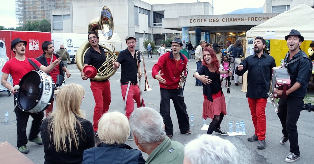La fanfare Revuelta chantant dans la rue.