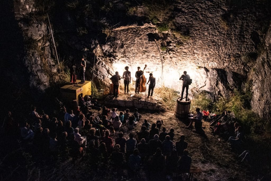 Groupe musical donnant un concert dans une grotte.