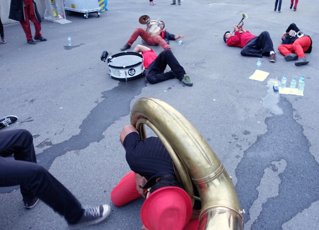 Musiciens à terre, avec leurs instruments, mimant le coma éthylique.