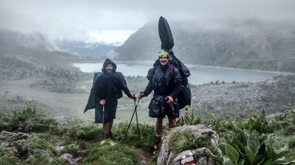 Deux musiciens devant un lace de montagne, par temps de pluie.