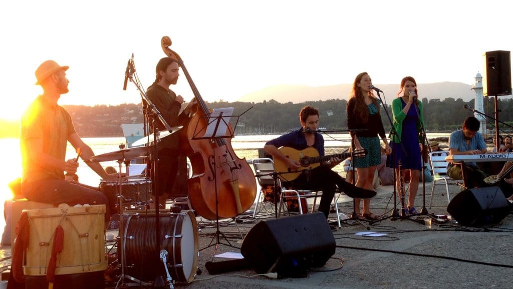 Le groupe Vuelta donnant un concert sur la jetée des Pâquis, au lever du soleil.